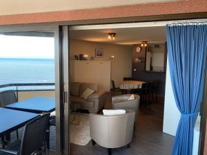 ein Wohnzimmer mit Blick auf das Meer in der Unterkunft Studio with Seaview in Blankenberge