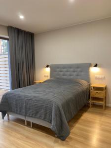 een slaapkamer met een groot bed en een raam bij Valgeranna puhkekeskuse hotell in Valgeranna