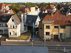 una vista aérea de una ciudad con casas en Appartement, residentie Syci, en Koksijde