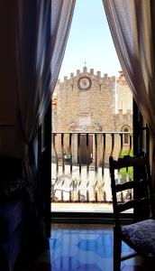 una finestra con vista su un castello di Villa Floresta Taormina a Taormina