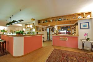 duży pokój z barem w restauracji w obiekcie Hotel Nordik w mieście Santa Caterina Valfurva