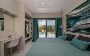 1 dormitorio con 1 cama con una pintura en la pared en Natura Verde Villas en Fiolítis