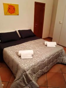 a bedroom with a bed with two towels on it at la casa di Amy in Taverne dʼArbia