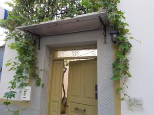 une porte menant à une maison avec une porte verte dans l'établissement 17 flats and Roof Garden, à Athènes