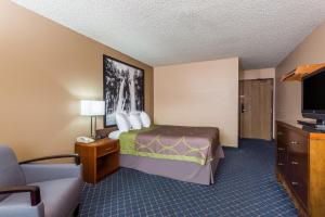 En eller flere senge i et værelse på Super 8 by Wyndham Arcata