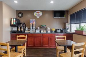 ein Restaurant mit zwei Tischen und einer Bar in der Unterkunft Super 8 by Wyndham Arcata in Arcata