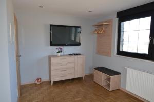 TV a/nebo společenská místnost v ubytování Ferienwohnung Bouten B