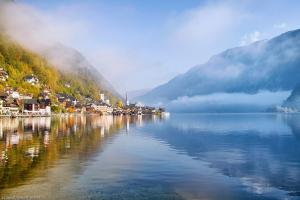 a view of a lake with a town and mountains at Apartment Brigitte in Obertraun