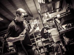 a man wearing headphones standing in a factory at WELTRAD Bed&Bike Hostel am Fluss - mit eigenem Bad! in Schönebeck