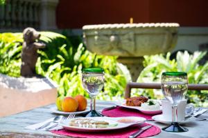 una mesa con platos de comida y copas de vino en Casa Moctezuma, en Ciudad de México