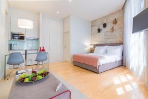 a bedroom with a bed and a bowl of fruit on a table at Oporto Near Apartments in Porto