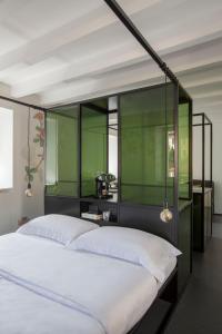 เตียงในห้องที่ Casa Trentini - Atemporary Art Apartments
