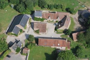- une vue aérienne sur une maison avec une cour dans l'établissement Le gîte d'Etienne, à Joué-du-Bois