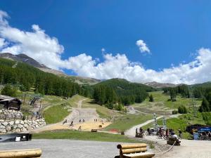 a view of a mountain with people on a slope at Orrianes'home in Les Orres