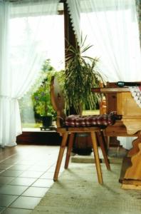 una silla sentada en una habitación con ventana en Angela Steiger en Bad Griesbach