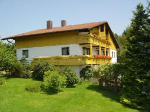 une maison avec un balcon au-dessus d'une cour dans l'établissement Angela Steiger, à Bad Griesbach im Rottal