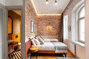 um quarto com 2 camas e uma parede de tijolos em World House Boutique Hotel Galata em Istambul