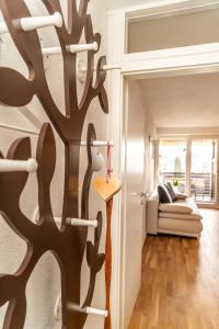 Zimmer mit einer Tür mit Baumdesign an der Wand in der Unterkunft Ein Zimmer Apartment Bernau mit großer Garage incl in Bernau am Chiemsee