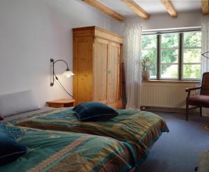Een bed of bedden in een kamer bij "Haus auf dem Berg"