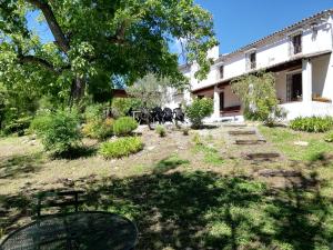 A garden outside Casa Rural La Maquinilla