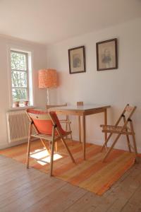 uma sala de jantar com uma mesa e duas cadeiras em Stora Mellings gård em Klintehamn