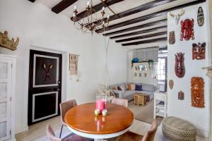 een woonkamer met een houten tafel en stoelen bij Le cocon Bourbonnoux in Bourges