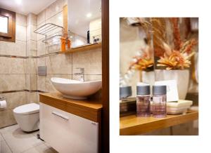 2 zdjęcia łazienki z umywalką i toaletą w obiekcie Oğuz Otel Datça w mieście Muğla