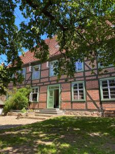 an old brick house with a green door at Apartment Altes Pfarrhaus in Plau am See in Plau am See