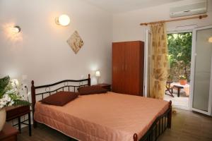 Ένα ή περισσότερα κρεβάτια σε δωμάτιο στο Villa- nefeli