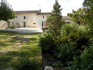 a house with a christmas tree in a yard at Au pré du Mignon aux portes du Marais Poitevin in Thorigny