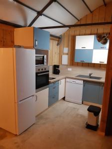 Kuchyň nebo kuchyňský kout v ubytování DANSAVAN Chambres d Hôtes Gite