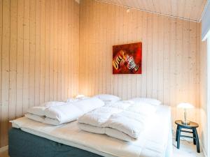 Holiday home Fanø CXXX tesisinde bir odada yatak veya yataklar