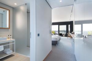 a bathroom with a sink, toilet, and bathtub at The Suites Rainvilleterrasse in Hamburg