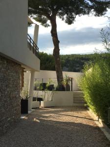 een huis met een boom erop bij Cassis Lodges in Cassis