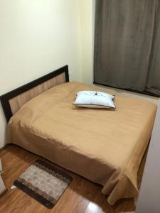 ein Bett mit einem Kissen darüber in der Unterkunft Bel Apart in Dilidschan