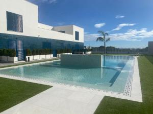 The swimming pool at or close to Playa Flamenca - Turquesa del Mar - great sea view!