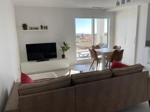 A television and/or entertainment centre at Playa Flamenca - Turquesa del Mar - great sea view!