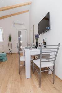 TV a/nebo společenská místnost v ubytování Studio Apartment Harmony NP Krka
