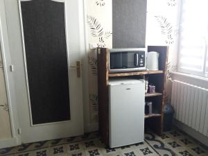 プゾージュにあるchambre meublée à louerの小型冷蔵庫(電子レンジ付)