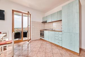 Kuchyňa alebo kuchynka v ubytovaní APARTMENT CAR UMAG 3
