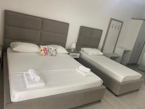 Voodi või voodid majutusasutuse Hotel Riviera toas