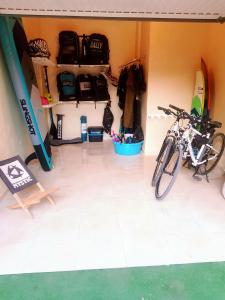 Dakhla Ride Adventures في دخلة: غرفة مع دراجة متوقفة في غرفة مع ألواح ركوب الأمواج