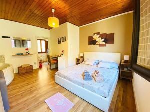 sypialnia z łóżkiem i drewnianym sufitem w obiekcie FRIDA GUEST HOUSE w mieście Iglesias