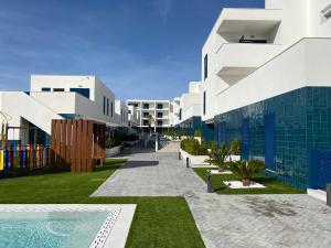 The swimming pool at or close to Playa Flamenca - Turquesa del Mar - great sea view!