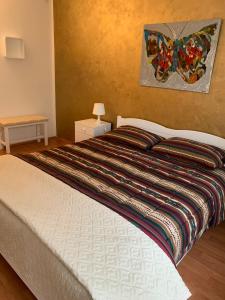 - un lit avec une couverture rayée dans l'établissement Apartman Kartec, à Krk