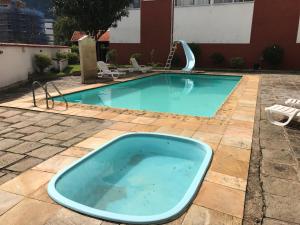 una piscina con una bañera azul en un patio en Apartamento no Alto de Teresópolis próx. Faculdade FESO en Teresópolis