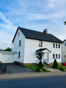 una gran casa blanca con techo negro en Frau Holle, en Wolfhagen