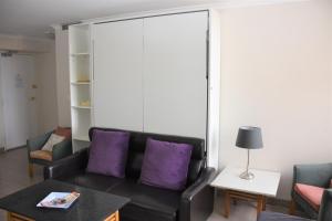 Ein Sitzbereich in der Unterkunft Accommodation Sydney City Centre - Hyde Park Plaza 3 bedroom 1 bathroom Apartment