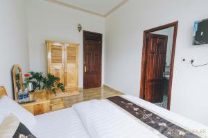 Giường trong phòng chung tại Danh Tien Villa