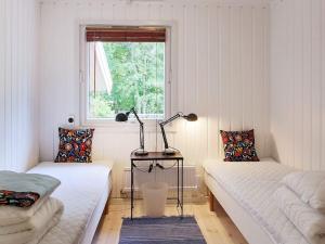 um quarto com 2 camas e uma janela em 4 person holiday home in Vejby em Vejby